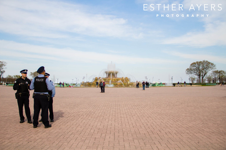 buckingham fountain chicago and police officers